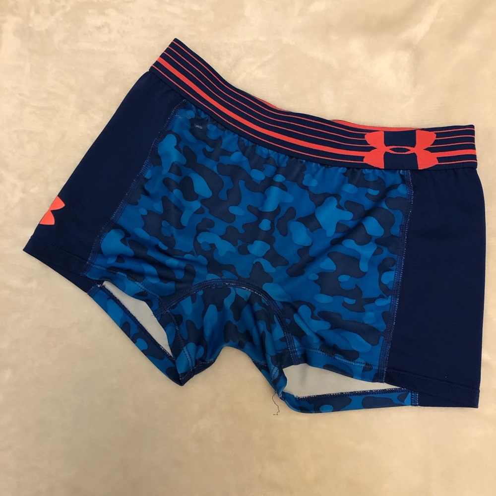 Girls Under Armour fitted shorts...☀️🐳🌈